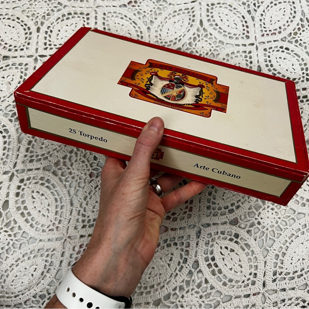 Cigar box full of postage stamps - Picture 8 of 12